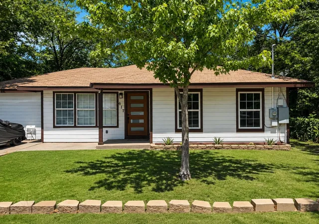 Photo 1 of Single family home for sale at 617 Mccubbin St, Gainesville, TX 76240 | MLS# 21364540 | Listing updated on 2026-09-14