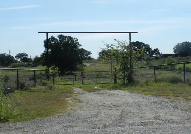 Photo 3 of Manufactured home for sale at 937 County Road 4790, Boyd, TX 76023 | MLS# 21362888 | Listing updated on 2026-09-08
