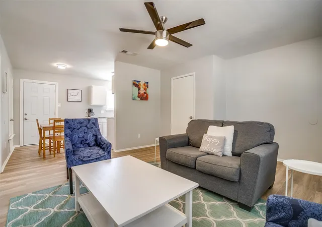Listing Photo 4 - Condo for sale in building located at 1006 Thannisch Dr, Arlington, TX 76011
