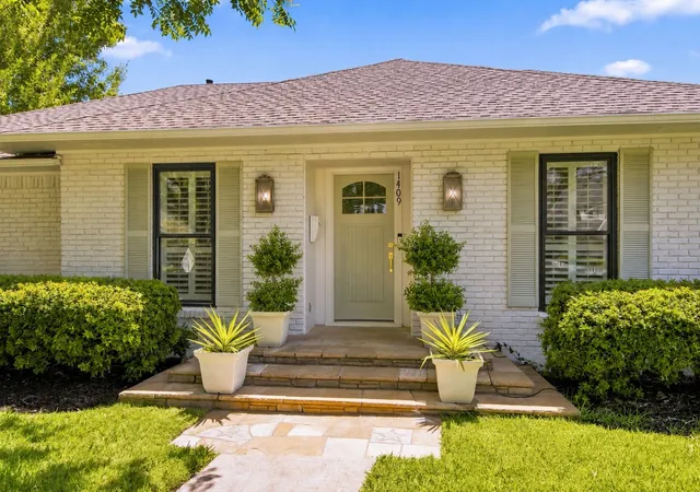 Photo 2 of Sale Pending at 1409 Navaho Trl, Richardson, TX 75080 | MLS# 21360310 | Listing updated on 2026-09-25