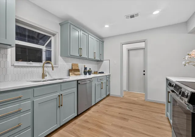 Photo 4 of Single family home for sale at 607 Ridgedale Dr, Richardson, TX 75080 | MLS# 21365172 | Listing updated on 2026-09-29