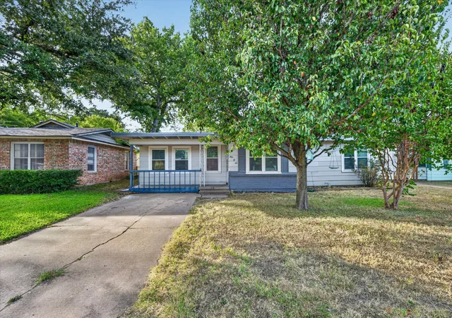 Photo 2 of Single family home for sale at 906 Euclid St, Cleburne, TX 76033 | MLS# 21359070 | Listing updated on 2026-09-14
