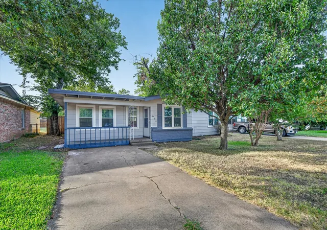 Photo 3 of Single family home for sale at 906 Euclid St, Cleburne, TX 76033 | MLS# 21359070 | Listing updated on 2026-09-14