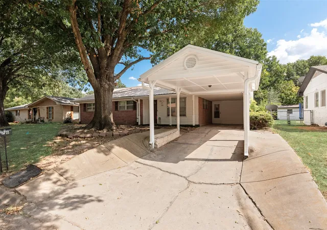 Photo 1 of Single family home for sale at 1716 Harris St, Gainesville, TX 76240 | MLS# 21363363 | Listing updated on 2026-09-11