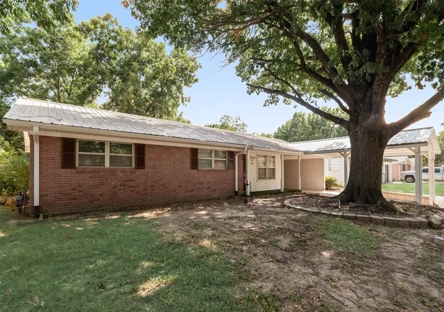 Photo 2 of Single family home for sale at 1716 Harris St, Gainesville, TX 76240 | MLS# 21363363 | Listing updated on 2026-09-11