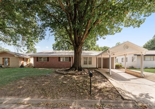 Photo 3 of Single family home for sale at 1716 Harris St, Gainesville, TX 76240 | MLS# 21363363 | Listing updated on 2026-09-11