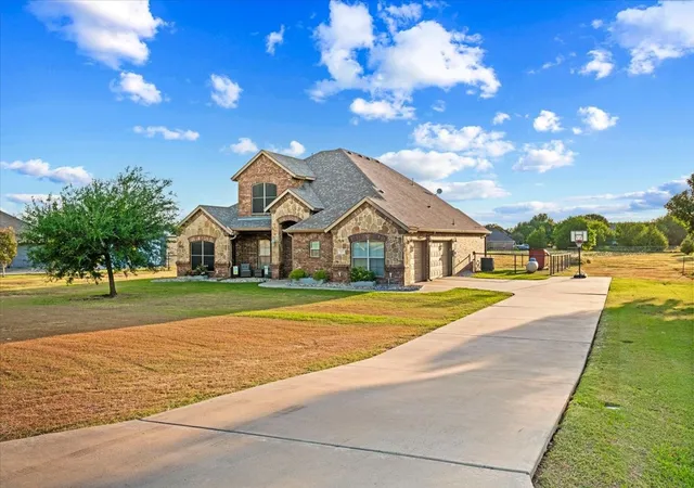 Photo 2 of Single family home for sale at 825 Broadhead Rd, Waxahachie, TX 75165 | MLS# 21365527 | Listing updated on 2026-09-08