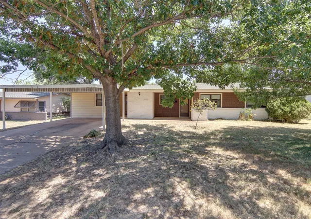 Photo 4 of Single family home for sale at 1205 Indiana St, Graham, TX 76450 | MLS# 21365497 | Listing updated on 2026-09-30