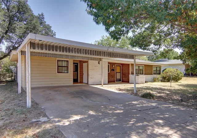 Photo 3 of Single family home for sale at 1205 Indiana St, Graham, TX 76450 | MLS# 21365497 | Listing updated on 2026-09-30