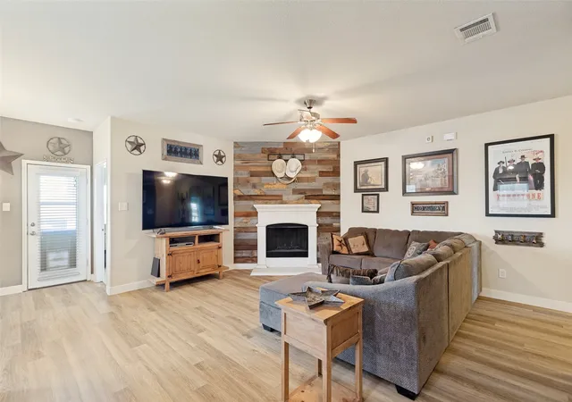 Photo 4 of Single family home for sale at 1412 St Johns Dr, Van Alstyne, TX 75495 | MLS# 21365307 | Listing updated on 2026-10-04