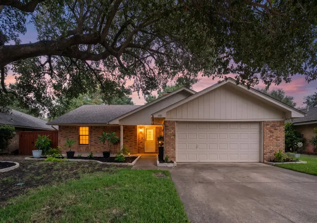 Photo 1 of Single family home for sale at 1101 De Pauw Dr, Arlington, TX 76012 | MLS# 21363518 | Listing updated on 2026-10-01