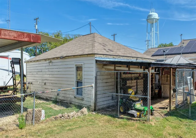 Photo 4 of Single family home for sale at 200 E Crossmain, Milford, TX 76670 | MLS# 21365608 | Listing updated on 2026-09-09