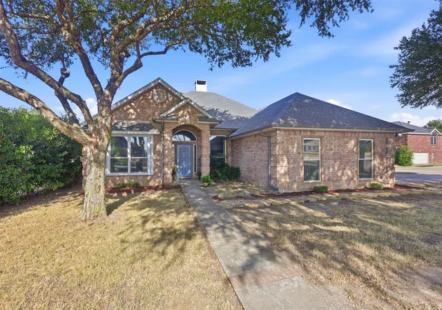 Photo 3 of Sale Pending at 104 Clear Creek Dr, Red Oak, TX 75154 | MLS# 21365188 | Listing updated on 2026-09-30