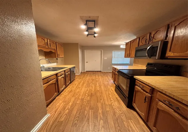 Photo 4 of Sale Pending at 7402 Red Osier Rd, Dallas, TX 75249 | MLS# 21364461 | Listing updated on 2026-10-06
