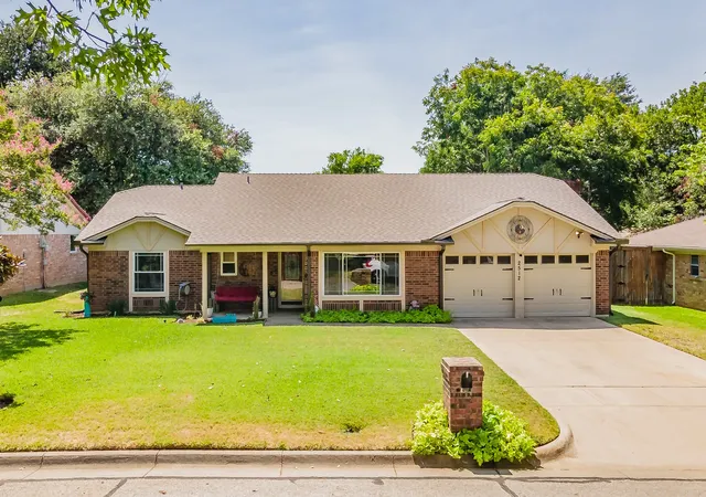 Photo 1 of Sale Pending at 2512 Glassboro Cir, Arlington, TX 76015 | MLS# 21365308 | Listing updated on 2026-10-06