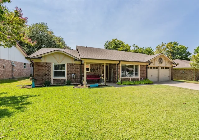 Photo 2 of Sale Pending at 2512 Glassboro Cir, Arlington, TX 76015 | MLS# 21365308 | Listing updated on 2026-10-06