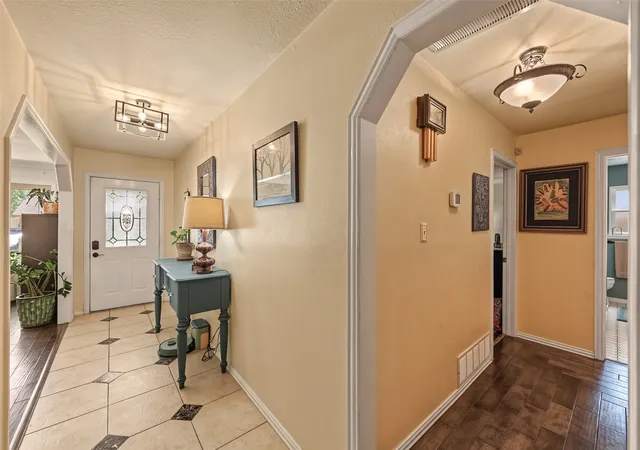 Photo 3 of Sale Pending at 2512 Glassboro Cir, Arlington, TX 76015 | MLS# 21365308 | Listing updated on 2026-10-06