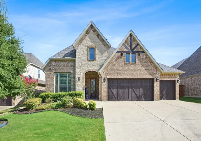 Photo 1 of Single family home for sale at 1116 Broadmoor Wy, Roanoke, TX 76262 | MLS# 21364335 | Listing updated on 2026-09-29