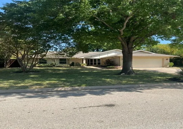 Photo 3 of Single family home for sale at 2846 Columbine Dr, Grapevine, TX 76051 | MLS# 21358048 | Listing updated on 2026-10-03