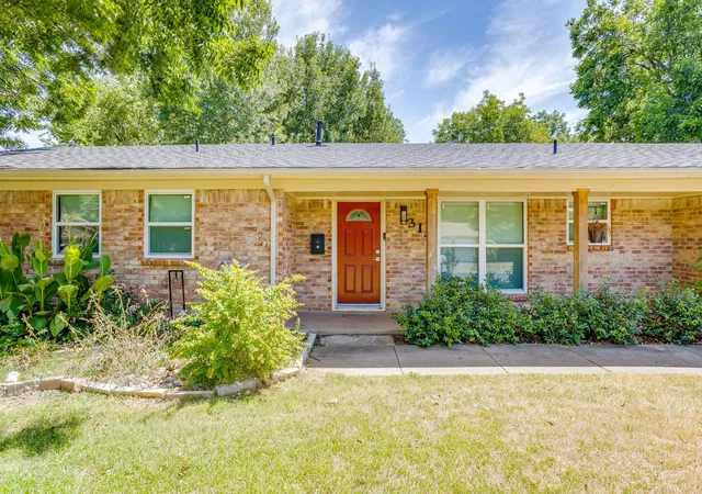 Photo 3 of Single family home for sale at 314 Bernice Ct, Burleson, TX 76028 | MLS# 21365700 | Listing updated on 2026-10-02