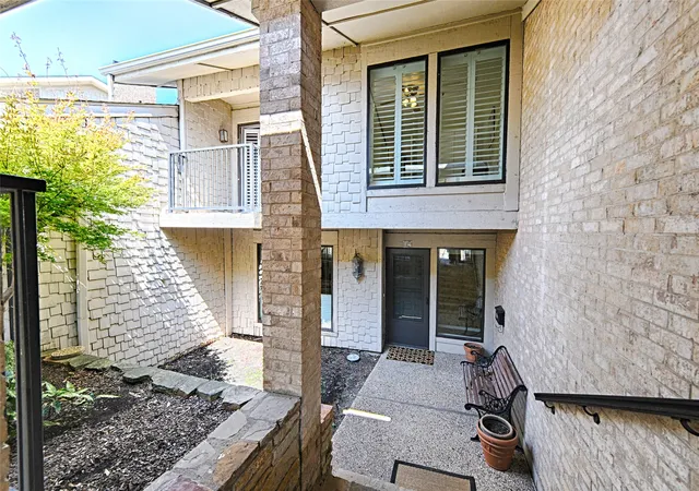 Photo 3 of Single family home for sale at 19 Country Lake Dr, Carrollton, TX 75006 | MLS# 21363559 | Listing updated on 2026-09-14