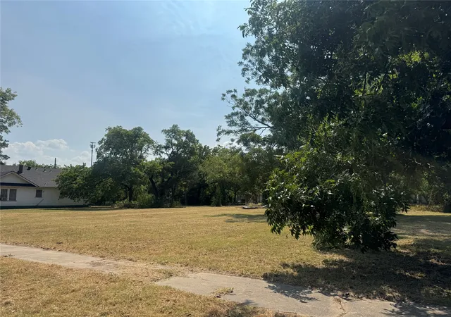 Photo 1 of Land for sale at 907 Buck St, Gainesville, TX 76240 | MLS# 21365849 | Listing updated on 2026-09-14