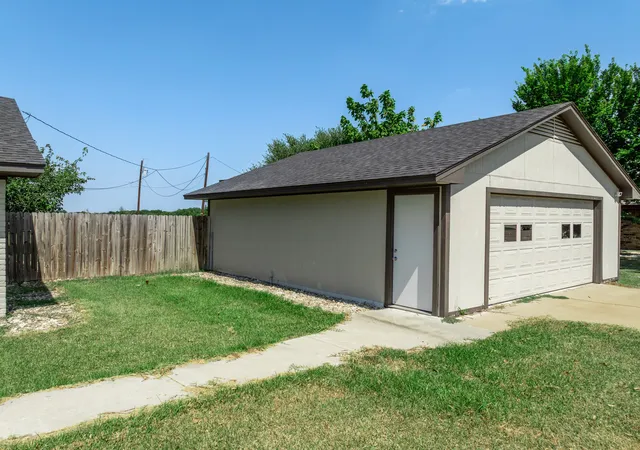 Photo 3 of Sale Pending at 141 Swan, Waco, TX 76708 | MLS# 21365872 | Listing updated on 2026-09-10