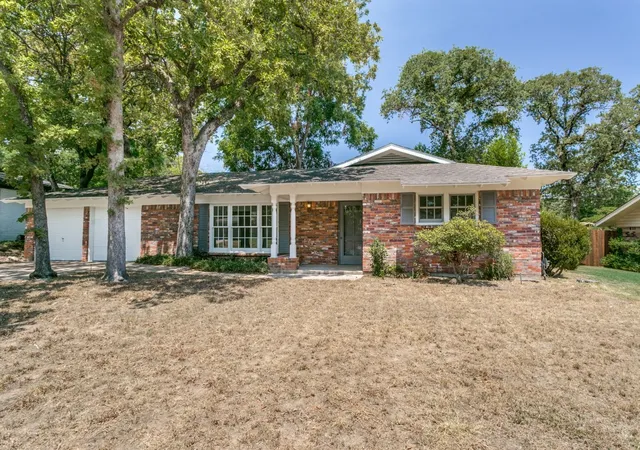 Photo 2 of Single family home for sale at 612 Forest Ln, Hurst, TX 76053 | MLS# 21365875 | Listing updated on 2026-09-14