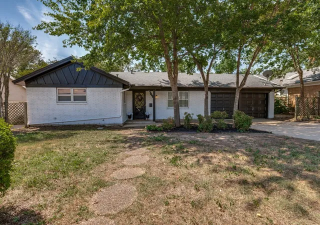 Photo 2 of Single family home for sale at 1909 Marlene Dr, Euless, TX 76040 | MLS# 21365566 | Listing updated on 2026-09-11