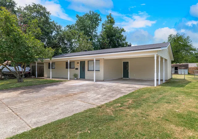 Photo 3 of Sale Pending at 3404 Palmdale Pl, Bossier City, LA 71112 | MLS# 21364178 | Listing updated on 2026-09-15