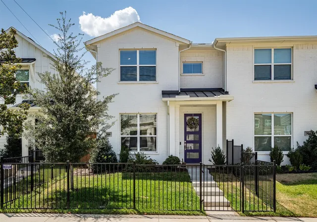 Townhouse for sale at 306 Sunset Ln, Fort Worth, TX 76114 | MLS# 21357366