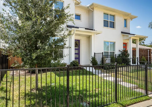 Photo 4 of Townhouse for sale at 306 Sunset Ln, Fort Worth, TX 76114 | MLS# 21357366 | Listing updated on 2026-10-06