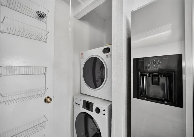 Listing Photo 4 - Condo for sale in building located at 3404 Country Clb Dr W, Irving, TX 75038 - Unit #264