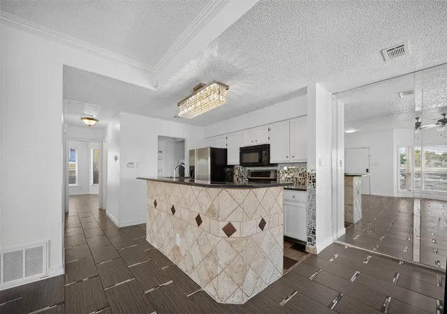 Listing Photo 5 - Condo for sale in building located at 3404 Country Clb Dr W, Irving, TX 75038 - Unit #264