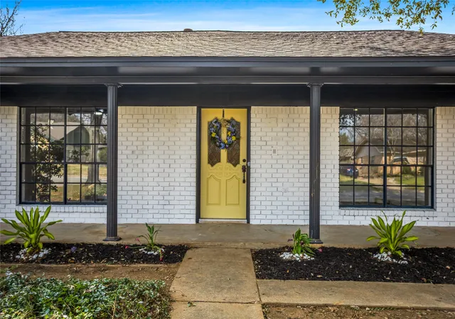 Photo 2 of Single family home for sale at 1708 Park Ridge Ter, Arlington, TX 76012 | MLS# 21365342 | Listing updated on 2026-09-28