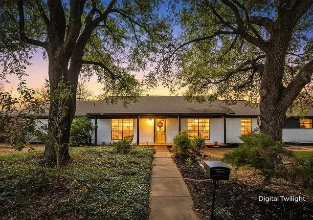 Photo 3 of Single family home for sale at 1708 Park Ridge Ter, Arlington, TX 76012 | MLS# 21365342 | Listing updated on 2026-09-28