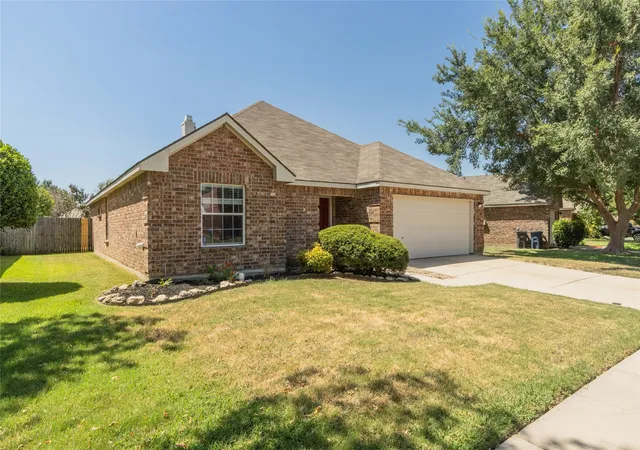 Photo 2 of Sale Pending at 1900 Creek Crossing Dr, Fort Worth, TX 76247 | MLS# 21364362 | Listing updated on 2026-09-13