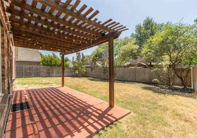 Photo 3 of Sale Pending at 1900 Creek Crossing Dr, Fort Worth, TX 76247 | MLS# 21364362 | Listing updated on 2026-09-13