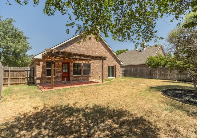 Photo 3 of Sale Pending at 1900 Creek Crossing Dr, Fort Worth, TX 76247 | MLS# 21364362 | Listing updated on 2026-09-13