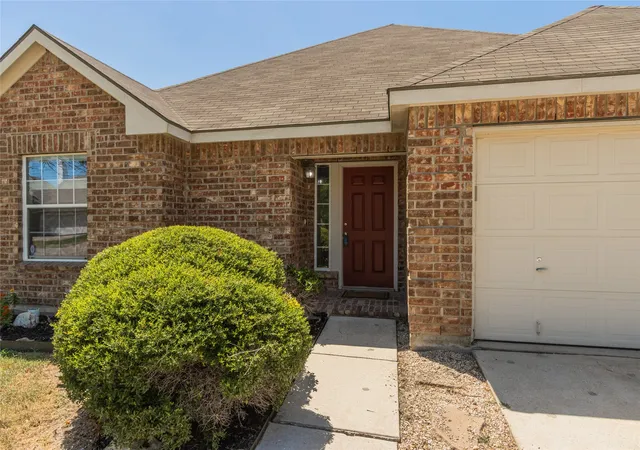 Photo 4 of Sale Pending at 1900 Creek Crossing Dr, Fort Worth, TX 76247 | MLS# 21364362 | Listing updated on 2026-09-13