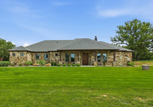 Photo 3 of Single family home for sale at 321 Arborview Dr, Weatherford, TX 76088 | MLS# 21365322 | Listing updated on 2026-09-10