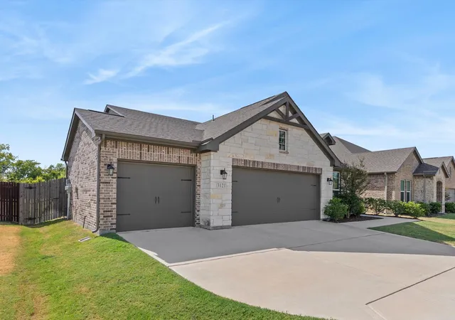 Photo 2 of Single family home for sale at 3121 Greymoore Dr, Anna, TX 75409 | MLS# 21358421 | Listing updated on 2026-09-10