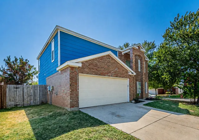 Photo 2 of Single family home for sale at 1125 Greenbend Dr, Denton, TX 76210 | MLS# 21366094 | Listing updated on 2026-09-12