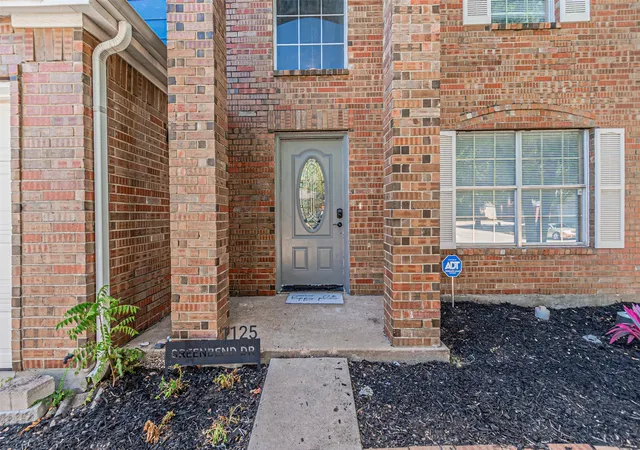 Photo 4 of Single family home for sale at 1125 Greenbend Dr, Denton, TX 76210 | MLS# 21366094 | Listing updated on 2026-09-12