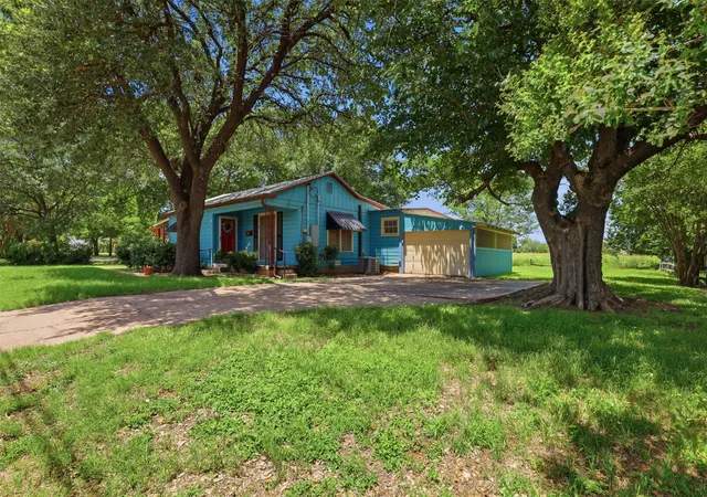 Photo 1 of Single family home for sale at 902 W Bridge St, Granbury, TX 76048 | MLS# 21361674 | Listing updated on 2026-09-11