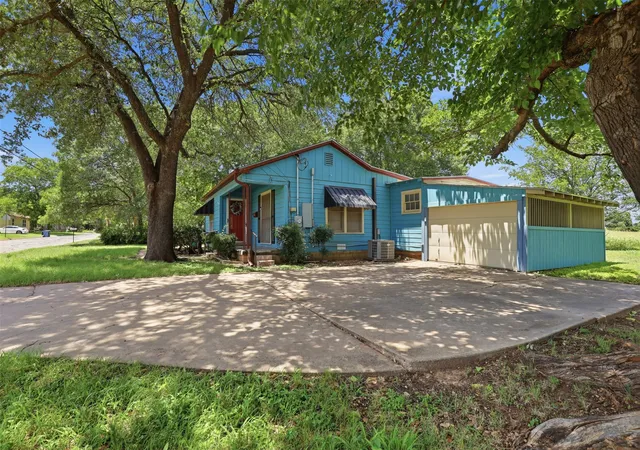 Photo 2 of Single family home for sale at 902 W Bridge St, Granbury, TX 76048 | MLS# 21361674 | Listing updated on 2026-09-11