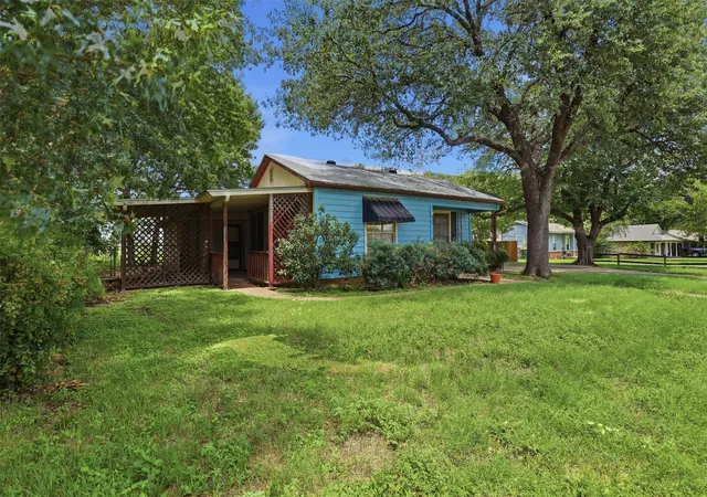 Photo 3 of Single family home for sale at 902 W Bridge St, Granbury, TX 76048 | MLS# 21361674 | Listing updated on 2026-09-11
