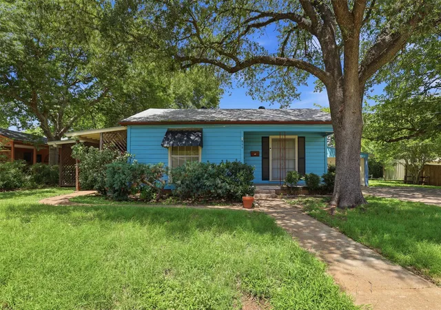 Photo 3 of Single family home for sale at 902 W Bridge St, Granbury, TX 76048 | MLS# 21361674 | Listing updated on 2026-10-02