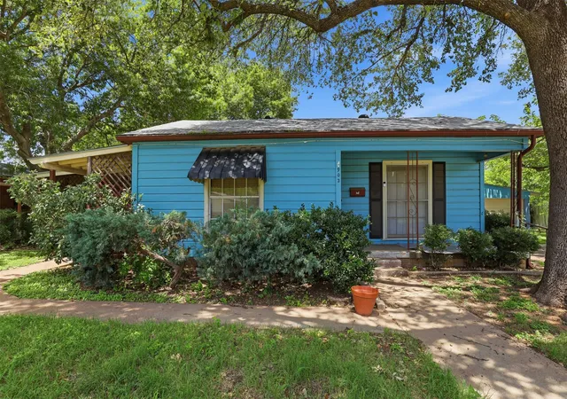 Photo 4 of Single family home for sale at 902 W Bridge St, Granbury, TX 76048 | MLS# 21361674 | Listing updated on 2026-10-02