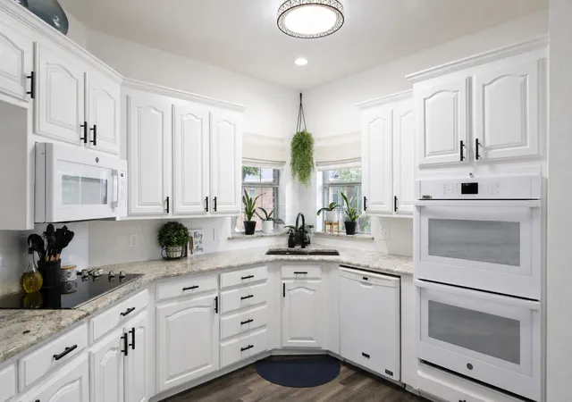 Photo 3 of Single family home for sale at 816 Lake View Ct E, Crowley, TX 76036 | MLS# 21366207 | Listing updated on 2026-09-13